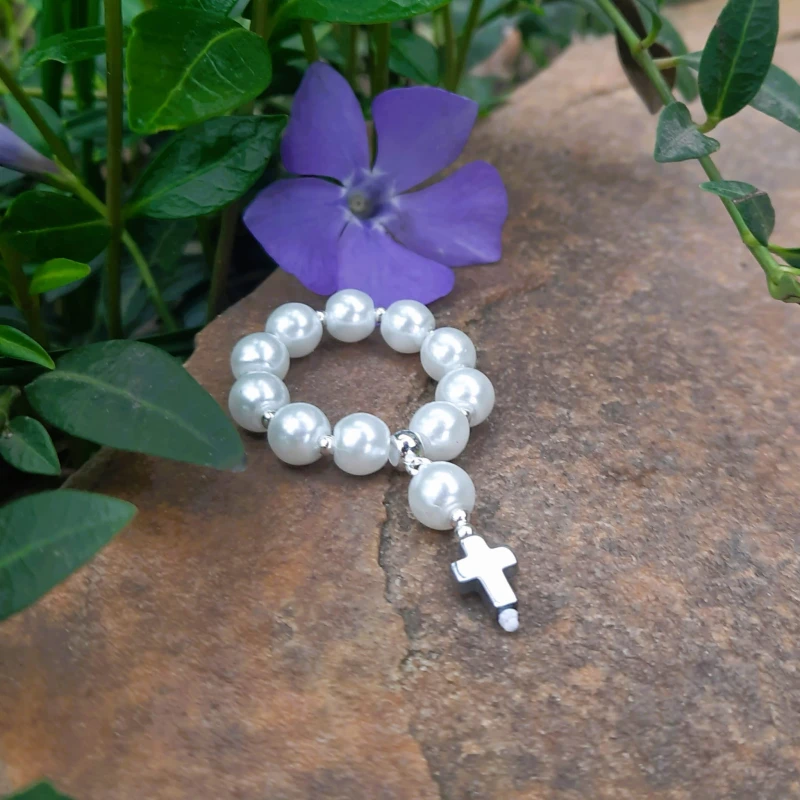 biała dziesiątka różańca z elementami srebrnymi